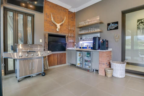 Outside Built in Bar and Braai