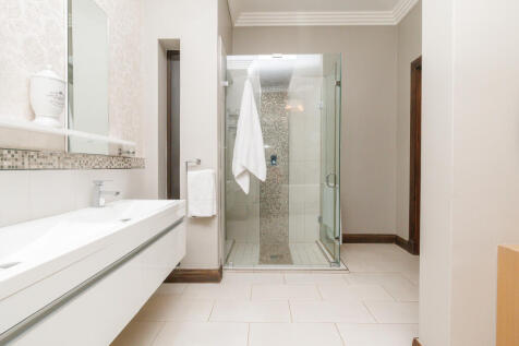 Master En-Suite Bathroom