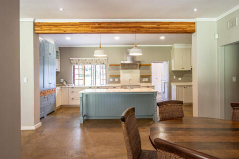 Stunning large center island perfect for entertaining
