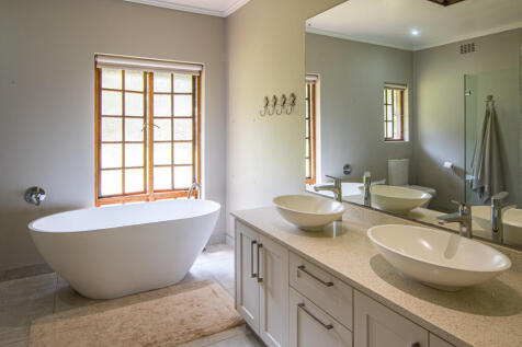 Double vanity in main ensuite