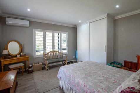 Cottage - Spacious bedroom with built in cupboards