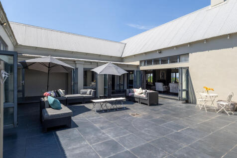 Relax, chill ... in the peaceful courtyard