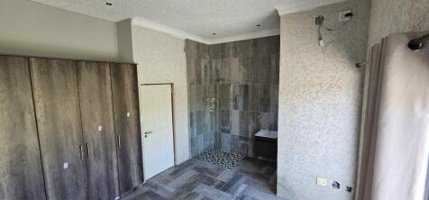 Bedroom with BIC and ensuite bathroom