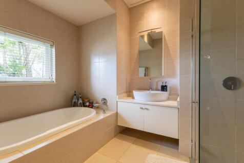 Full ensuite bathroom