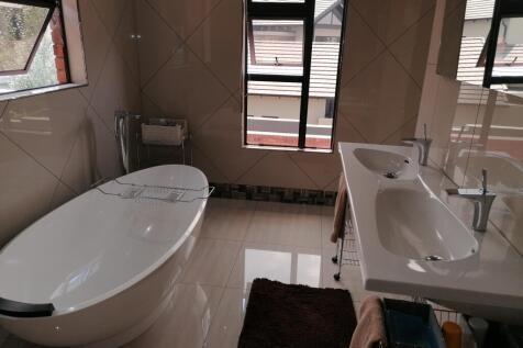 Main En-suite Bathroom