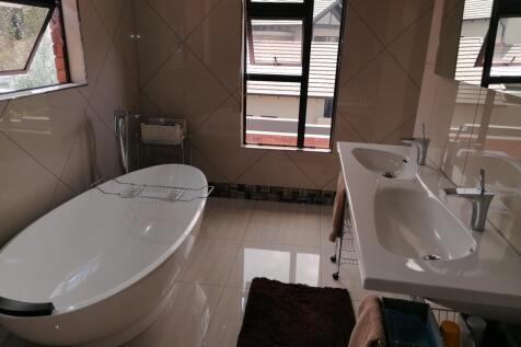 Main En-suite Bathroom