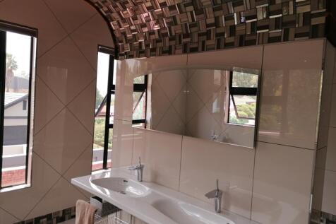 Main En-suite Bathroom