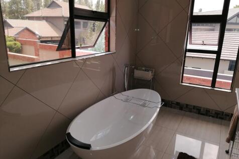 Main En-suite Bathroom