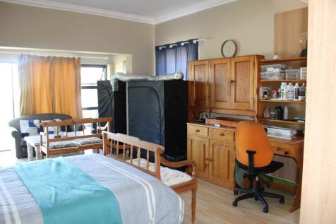 Flatlet - Bedroom 3 with en-suite