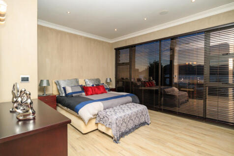 Main Bedroom Views of Dam and Mountains