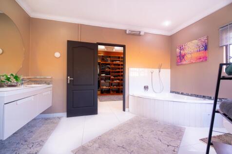 Main Ensuite Jacuzzi Tub