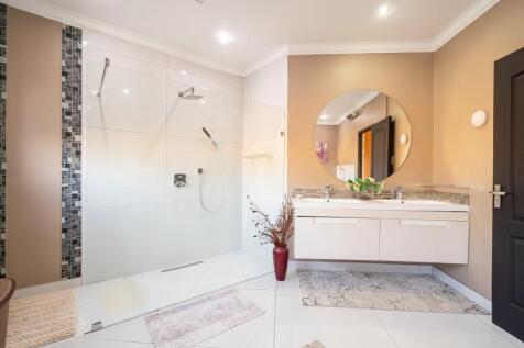 Main Ensuite