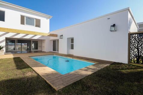 Entertaining  Pool area
