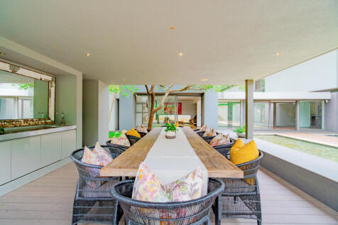 Patio/ Outdoor Dining