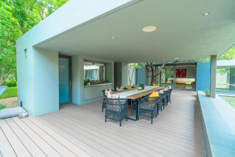 Patio / Outdoor Dining
