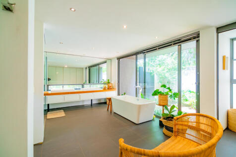 Main bed bathroom