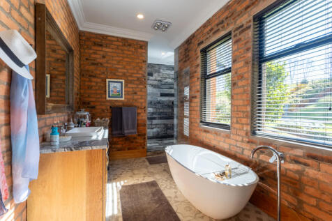 Spacious ensuite bathroom