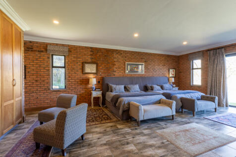Massive Main ensuite