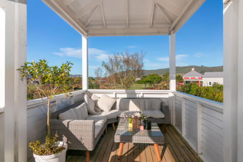 Top gazebo with drop down blind