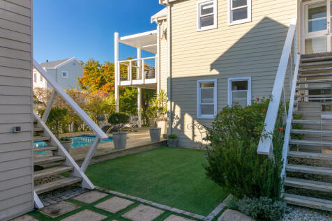 Left stairs - flatlet : right stairs - main home