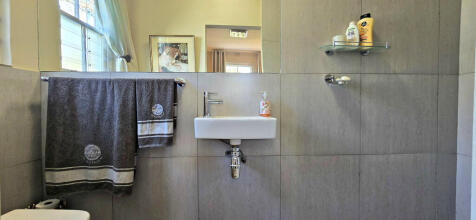 EN-SUITE BATHROOM