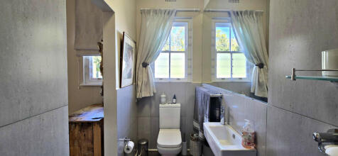 EN-SUITE BATHROOM