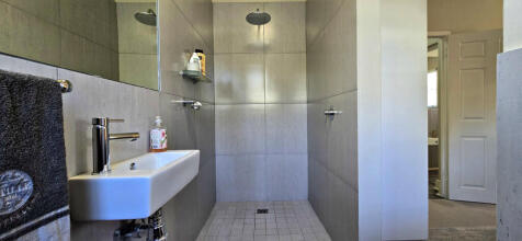 EN-SUITE BATHROOM