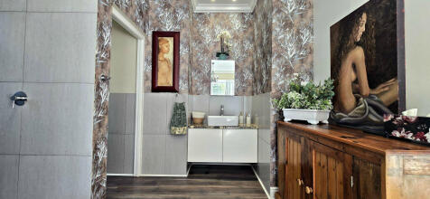 MAIN BEDROOM: BATHROOM
