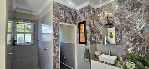 MAIN BEDROOM: BATHROOM