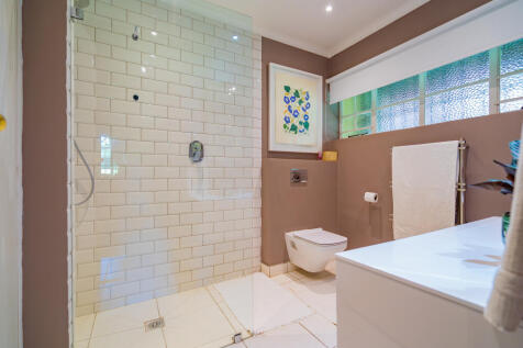 Ensuite Bathroom 1
