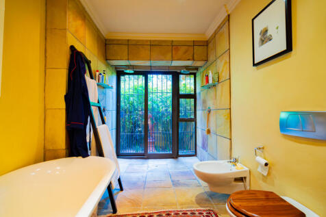 Ensuite Bathroom 3