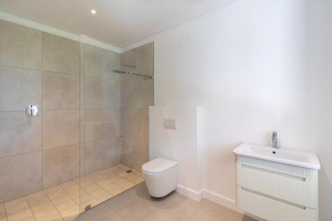 GARDEN FLAT BATHROOM