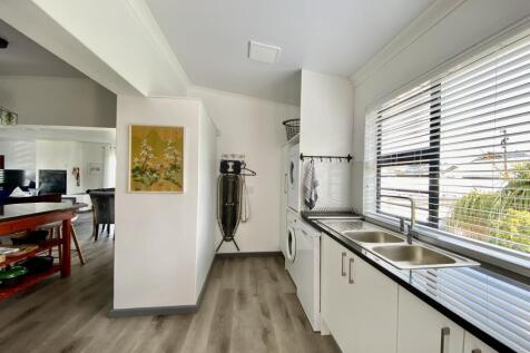 Scullery/ laundry off kitchen