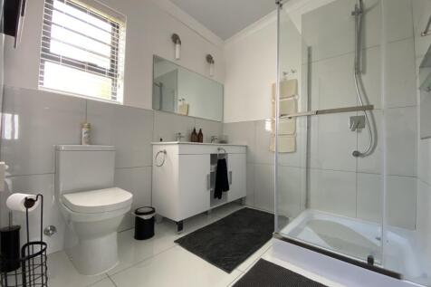 Bathroom ensuite to main bedroom