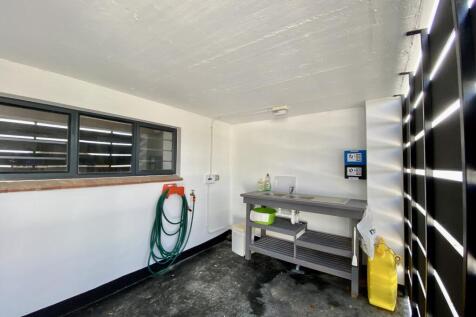 Wet room next to garages