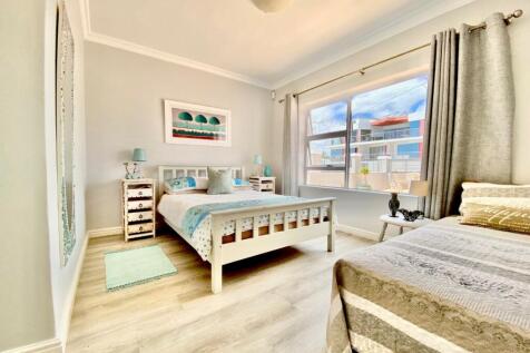 Guest bedroom on 1st floor