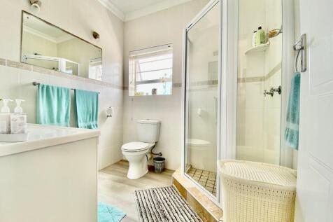 Ensuite bathroom to guest bedroom on 1st floor