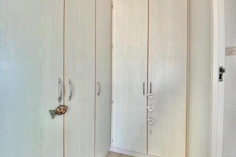 Ample build in cupboards