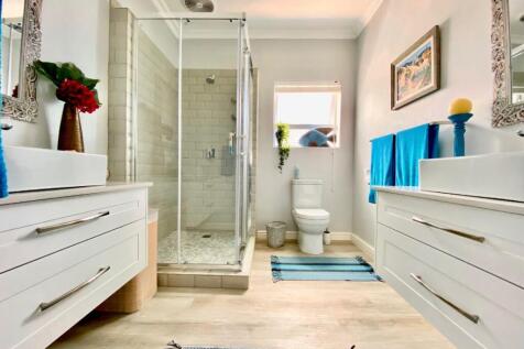 Ensuite bathroom to master bedroom