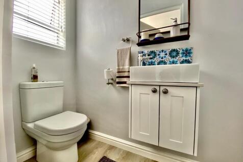 Guest bathroom ground floor to share between 2 guest bedrooms