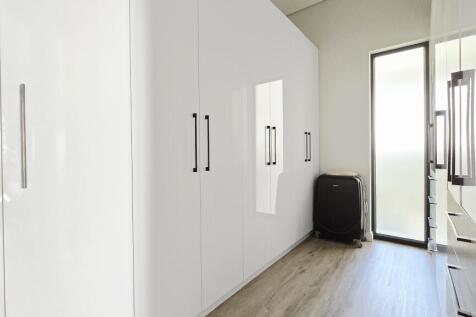 WALK IN CLOSET