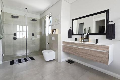 MASTER EN-SUITE