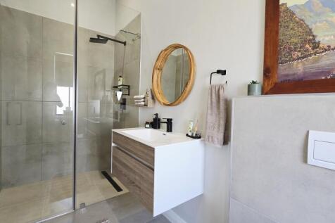 2ND BEDROOM EN-SUITE