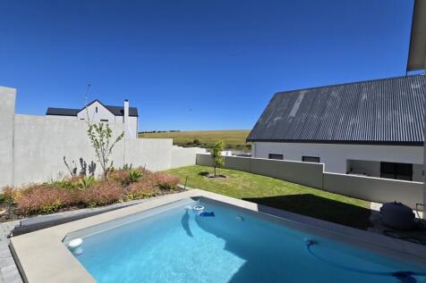 SWIMMING POOL AND VIEW