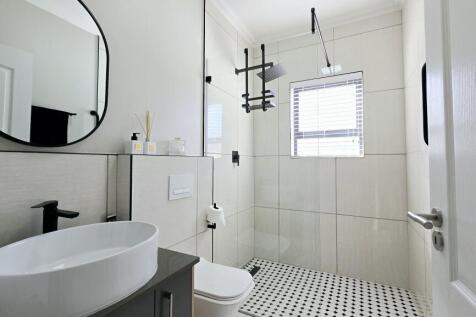 BEDROOM 2 EN-SUITE
