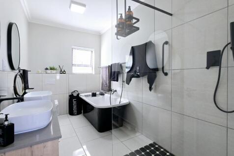 MAIN BEDROOM EN-SUITE