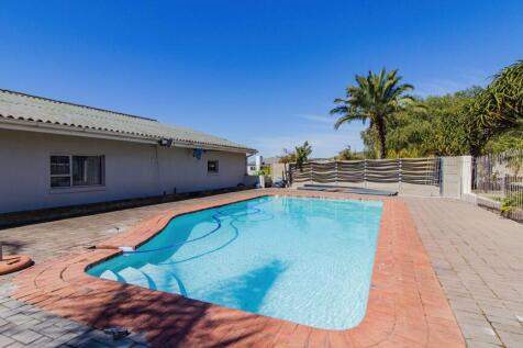 sparkling pool between main house and flatlet