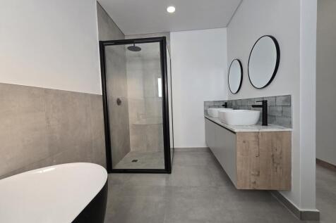 En-suite bathroom