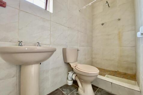 Bathroom ensuite to bedroom