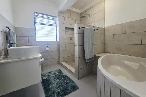 Full family bathroom